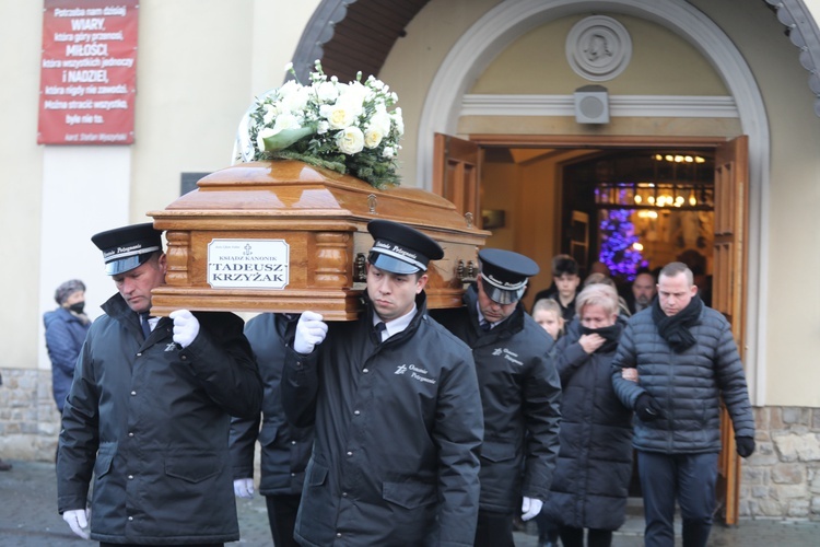 Ostatnie pożegnanie śp. ks. kan. Tadeusza Krzyżaka w Bielsku-Białej Hałcnowie