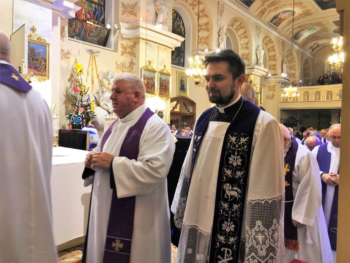 Ostatnie pożegnanie śp. ks. kan. Tadeusza Krzyżaka w Bielsku-Białej Hałcnowie