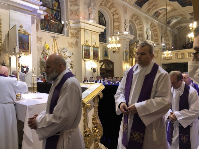 Ostatnie pożegnanie śp. ks. kan. Tadeusza Krzyżaka w Bielsku-Białej Hałcnowie