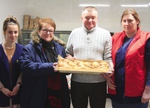 Niepowtarzalny zapach i smak rogali wypieczonych w klasztornej piekarni. Druga od lewej – Edyta Wróbel, kierownik CIS.