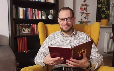 Mateusz Zawadzki  jest lektorem w parafii Winnica k. Nasielska. W prezencie od żony otrzymał zestaw lekcjonarzy, z których przygotowuje się  do czytania w czasie liturgii.
