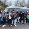 Grupa dzieci i młodzieży przed wyjazdem do Zakopanego.
