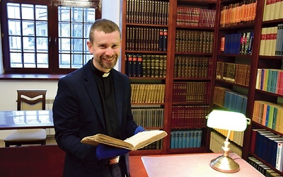 Ksiądz Piotr Tylec zapowiada kolejne prace konserwatorskie starych książek.
