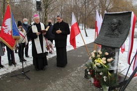 Ks. Jan Macha na płaskorzeźbie w Katowicach
