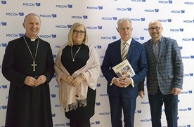 Uczestnicy konferencji. Stoją od lewej: ordynariusz radomski, Jolanta Strojek, Sławomir Adamiec i Bogusław Tundzios.