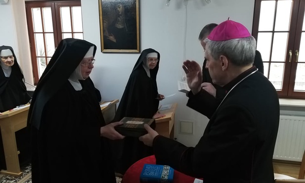 Nowo wybranej ksieni bp Krzysztof Nitkiewicz udzielił błogosławieństwa.
