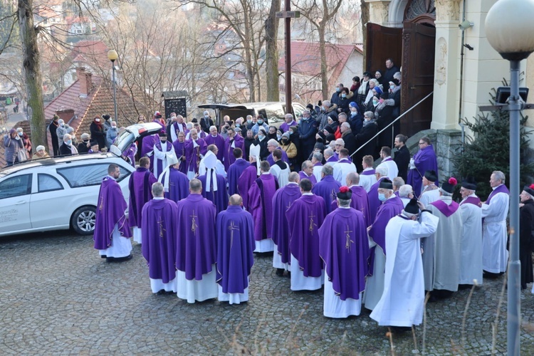 Polanica-Zdrój. Pożegnanie i eksporta ciała ks. Antoniego Kopacza