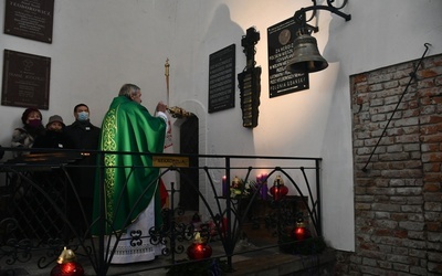 Krzyż Pamięci poświęcił ks. inf. Daniel Nowak, proboszcz parafii pw. Chrystusa Króla w Wejherowie.