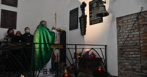 Krzyż Pamięci poświęcił ks. inf. Daniel Nowak, proboszcz parafii pw. Chrystusa Króla w Wejherowie.