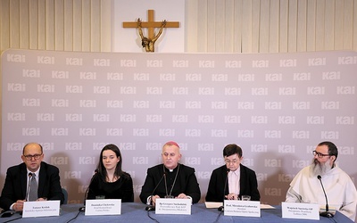 Debata „Wiara i niewiara polskiej mlodzieży”.  Od lewej: Tomasz Królak (KAI), Dominika Chylewska (Caritas Polska), bp Grzegorz Suchodolski, prof. Mirosława Grabowska (dyr. CBOS), o. Wojciech Surówka OP.