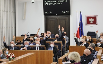 Senatorowie głosujący w sprawie powołania komisji nadzwyczajnej badającej inwigilację.