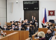 Senatorowie głosujący w sprawie powołania komisji nadzwyczajnej badającej inwigilację.