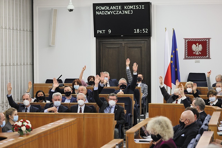 Senatorowie głosujący w sprawie powołania komisji nadzwyczajnej badającej inwigilację.