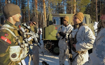 Wspólne ćwiczenia armii szwedzkiej, fińskiej, norweskiej, amerykańskiej i brytyjskiej.