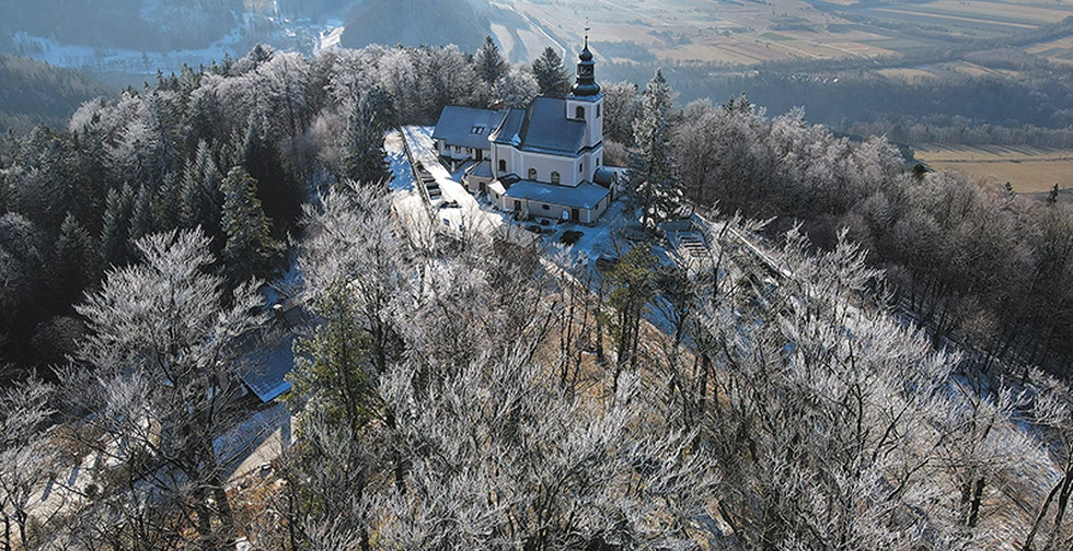 Spoglądamy z góry na szachownicę pól, klocuszki domków i nitki szos. Na Wilkanów, Bystrzycę i majaczące na horyzoncie czeskie góry. „Piękne!”, „Výborné!”, „Schöne!” – słychać od wieków na Iglicznej.