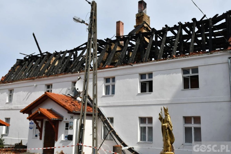 Jakubów. Odbudowa domu parafialnego