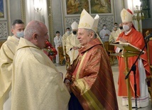 W imieniu obecnych życzenia biskupowi seniorowi składa ks. kan. Czesław Wawrzyńczak.