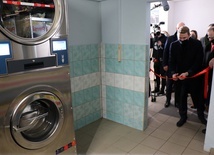 Skandal na otwarciu pralni dla potrzebujących. Biskup nie mógł jej poświęcić, bo firma Henkel zabroniła