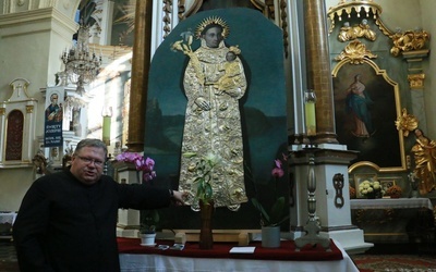 Ks. Cezary, wielki pasjonat historii, chętnie opowiada o odkryciach w kościele. 