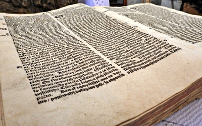 Zabytkowa Biblia, odkryta w archiwum parafii w Rajczy, wciąż rodzi wiele pytań 