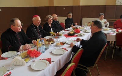 W programie spotkania były m.in. poczęstunek i kolędowanie.