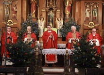 Na Eucharystii zgromadzili się kapłani z trzech dekanatów (Żyrardów, Mszczonów i Wiskitki) wchodzących w skład tzw. rejonu żyrardowskiego. 