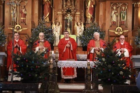 Na Eucharystii zgromadzili się kapłani z trzech dekanatów (Żyrardów, Mszczonów i Wiskitki) wchodzących w skład tzw. rejonu żyrardowskiego. 