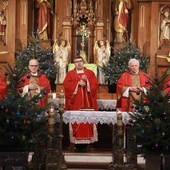 Na Eucharystii zgromadzili się kapłani z trzech dekanatów (Żyrardów, Mszczonów i Wiskitki) wchodzących w skład tzw. rejonu żyrardowskiego. 