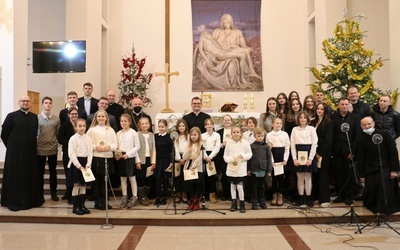 Schola i zespół z bp. Markiem Solarczykiem i duszpasterzami.