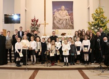 Schola i zespół z bp. Markiem Solarczykiem i duszpasterzami.