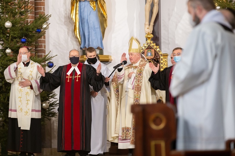 Na zakończenie nabożeństwa duchowni wspólnie pobłogosławili wiernych