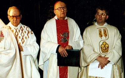 Msza św. pod przewodnictwem bp. Edwarda Materskiego. Z lewej ks. Karl-Heinz Haus, z prawej ks. Stanisław Pindera.