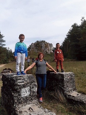 ▲	Anna Kącka z wnukami uwielbia zdobywać górskie szczyty, zwiedzać historyczne obiekty, odkrywać nowe miejsca, a przede wszystkim spędzać czas.