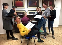 ◄	Schola podczas próby. 