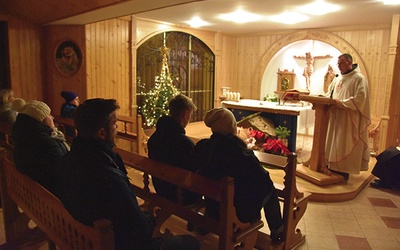 ▲	Siostry karmelitanki zapraszają na Msze św. do swojej kaplicy. W dni powszednie liturgia zaczyna się o godz. 7.30, a w niedzielę o 8.30. o godz. 8.30.