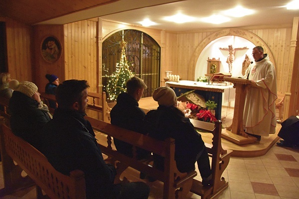 ▲	Siostry karmelitanki zapraszają na Msze św. do swojej kaplicy. W dni powszednie liturgia zaczyna się o godz. 7.30, a w niedzielę o 8.30. o godz. 8.30.
