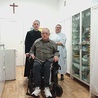 	Braterska służba  ma różne oblicza.  Br. Sylwester SJ  (pierwszy z lewej) opiekuje się chorymi i starszymi współbraćmi. 