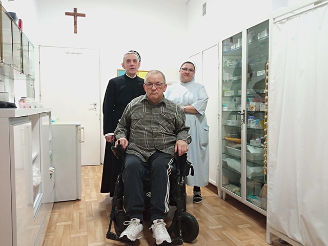 	Braterska służba  ma różne oblicza.  Br. Sylwester SJ  (pierwszy z lewej) opiekuje się chorymi i starszymi współbraćmi. 