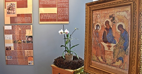 	Wystawa prezentuje kilka prac profesjonalnych artystów w różnych technikach, m.in. ikony. 