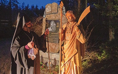 ▲	Archimandryta pobłogosławił włócznię trzymaną przez Judę Tadeusza, która symbolizuje najważniejszą dla Ormian relikwię.