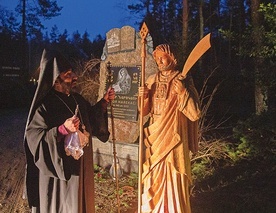 ▲	Archimandryta pobłogosławił włócznię trzymaną przez Judę Tadeusza, która symbolizuje najważniejszą dla Ormian relikwię.