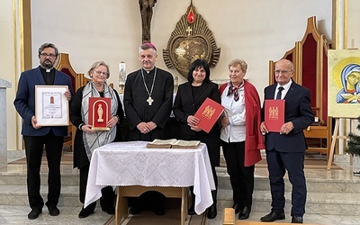 	Podczas uroczystości w kaplicy kurii:  (od lewej) ks. Piotr Hoffmann, Lidia Greń--Wajdzik, bp Roman Pindel, Genowefa Śleziak, Anna Dziedzic i Krzysztof Czarnota.