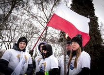 	Uczestnicy sztafety przekazywali sobie światło pokoju. 