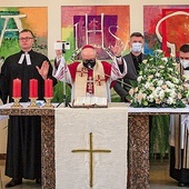 ▼	Końcowe błogosławieństwo.  Od lewej:  ks. Wojciech Pracki,  bp Andrzej Czaja, pastor Mariusz Muszczyński,  ks. Zygfryd Glaeser.