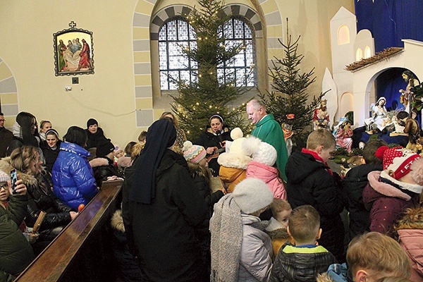 ▲	Muzyka i śpiew przy bożonarodzeniowej szopce.