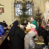 ▲	Muzyka i śpiew przy bożonarodzeniowej szopce.