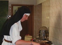 W Radoniach dominikańskie mniszki modlą się, ale też pracują w kuchni, ogrodzie i przy szyciu habitów.