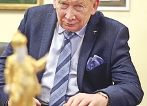 Wieloletni sekretarz w Urzędzie Miejskim Wrocławia. Ma 77 lat. Był odpowiedzialny za rekonstrukcję organów Englera i nadzorował prace. 