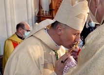 Ucałowanie krzyża po wejściu do świątyni katedralnej - 27 stycznia 2021 roku.