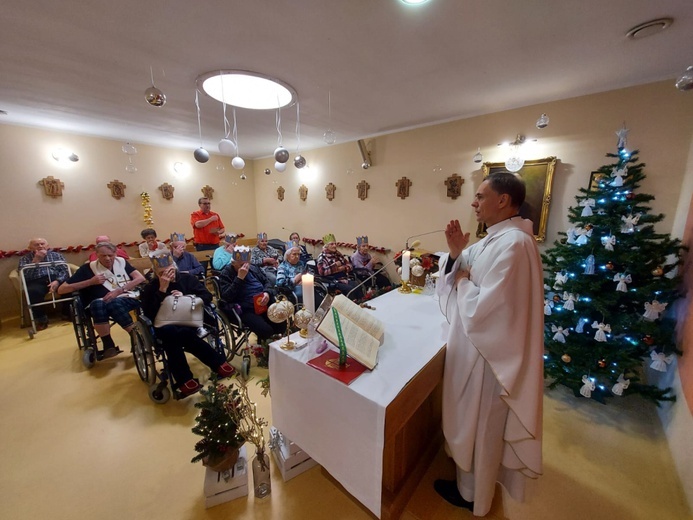 Świętowanie Bożego Narodzenia i tworzenie szopki w hospicjum